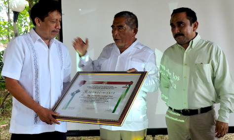 Bernardo Caamal recibe un reconocimiento de manos de Sebastián Pool Estrella y de Jesús Aguilar Be, en Felipe Carrillo Puerto