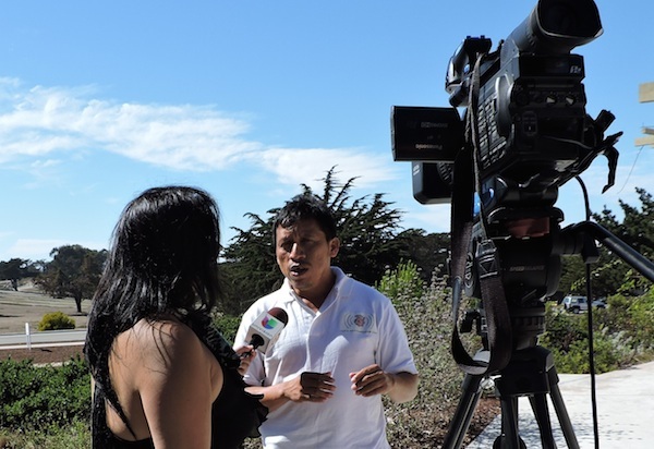 Bernardo Caamal Itzá, en una entrevista televisiva en San Francisco, California