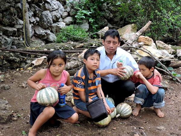 Bernardo Caamal Itzá, alias AruxDuende, compartiendo con niños en los pueblos mayas