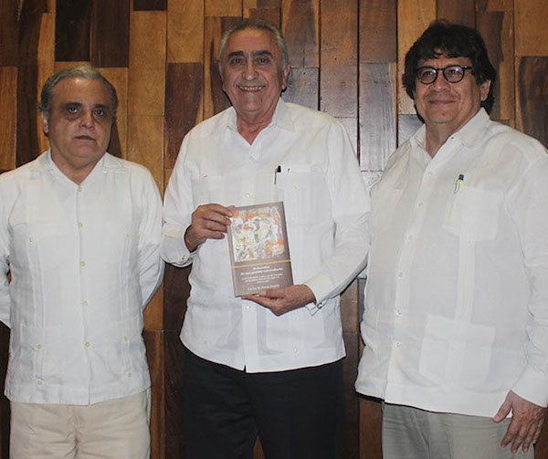 El ex rector de la UADY Carlos Pasos Novelo (centro) y su bueno libro