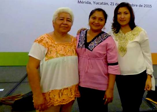 Patricia Martínez Huchim acompañada de sus amigas escritoras Lorena Hau y Carolina López