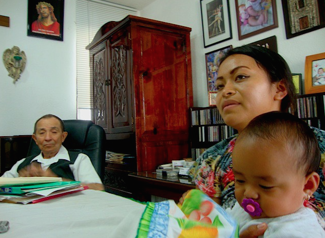 La joven madre Lizsie Pisté Chan en el consultorio del herbolario Jesús Segura, Mérida