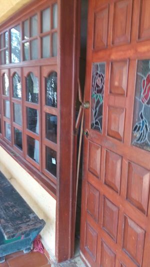 La puerta del domicilio de Nínive Paz Rivera, con la cerradura rota