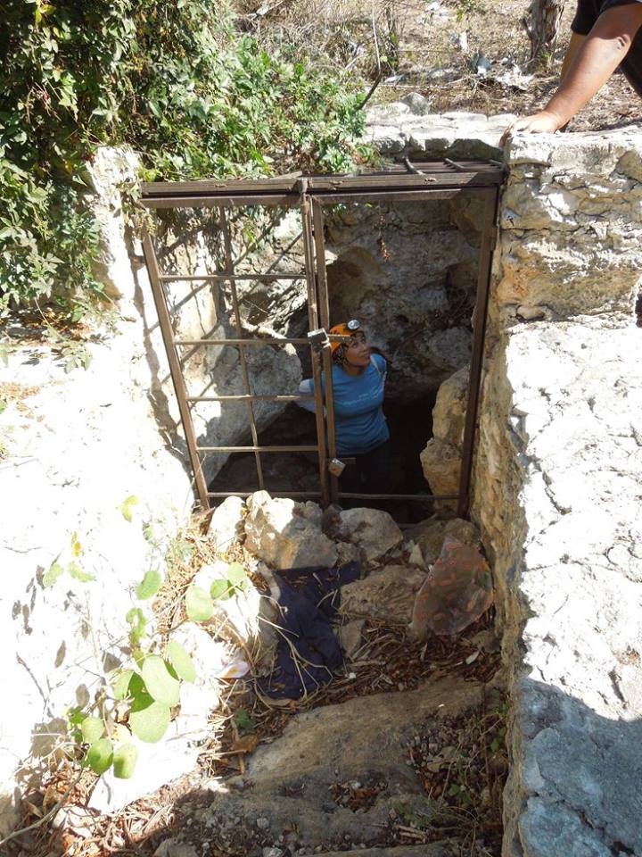 Foto de Grupo Ajau / La arqueóloga Fátima Tec Pool se dispone a bajar a la cueva