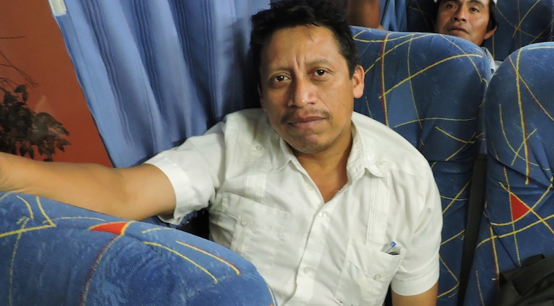 Bernardo Caamal Itzá viajando en un autobús Mérida-Peto