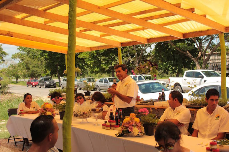 El ingeniero Lorenzo Balam en la inauguración de Janal Organic, empresa especializada en productos orgánicos