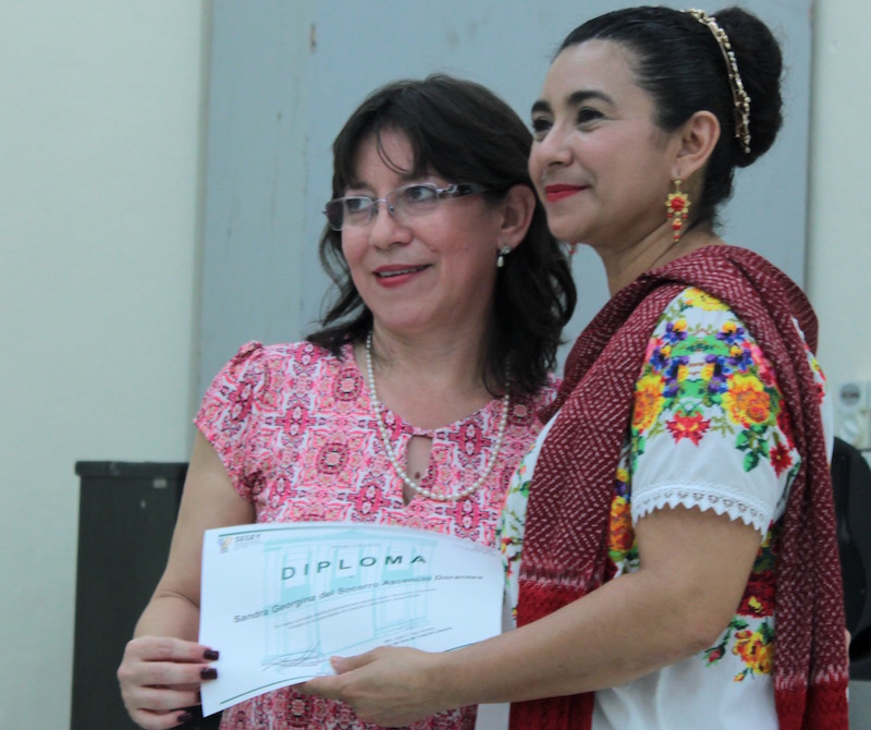 Sandra Ascensio Dorantes recibe su diploma