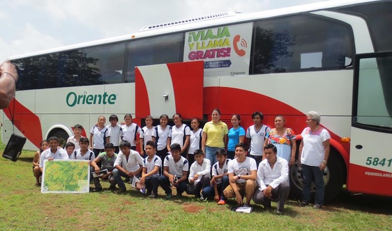 Foto de recuerdo de la visita. Estudiantes de Telesecundaria de Popolá en Peto