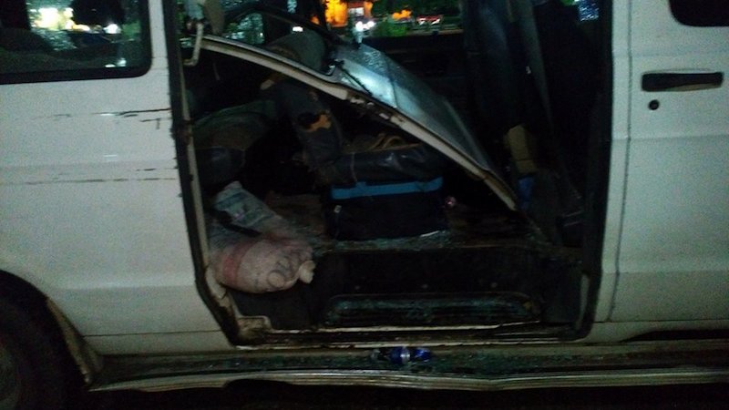 Puerta destrozada de la combi atacada por pandilleros de Peto 