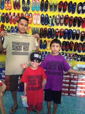 Padre e hijos presumen su camiseta de "Sangre maya", en Carrillo Puerto