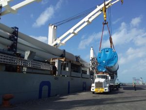 Barco estrella trae aerogeneradores a Progreso
