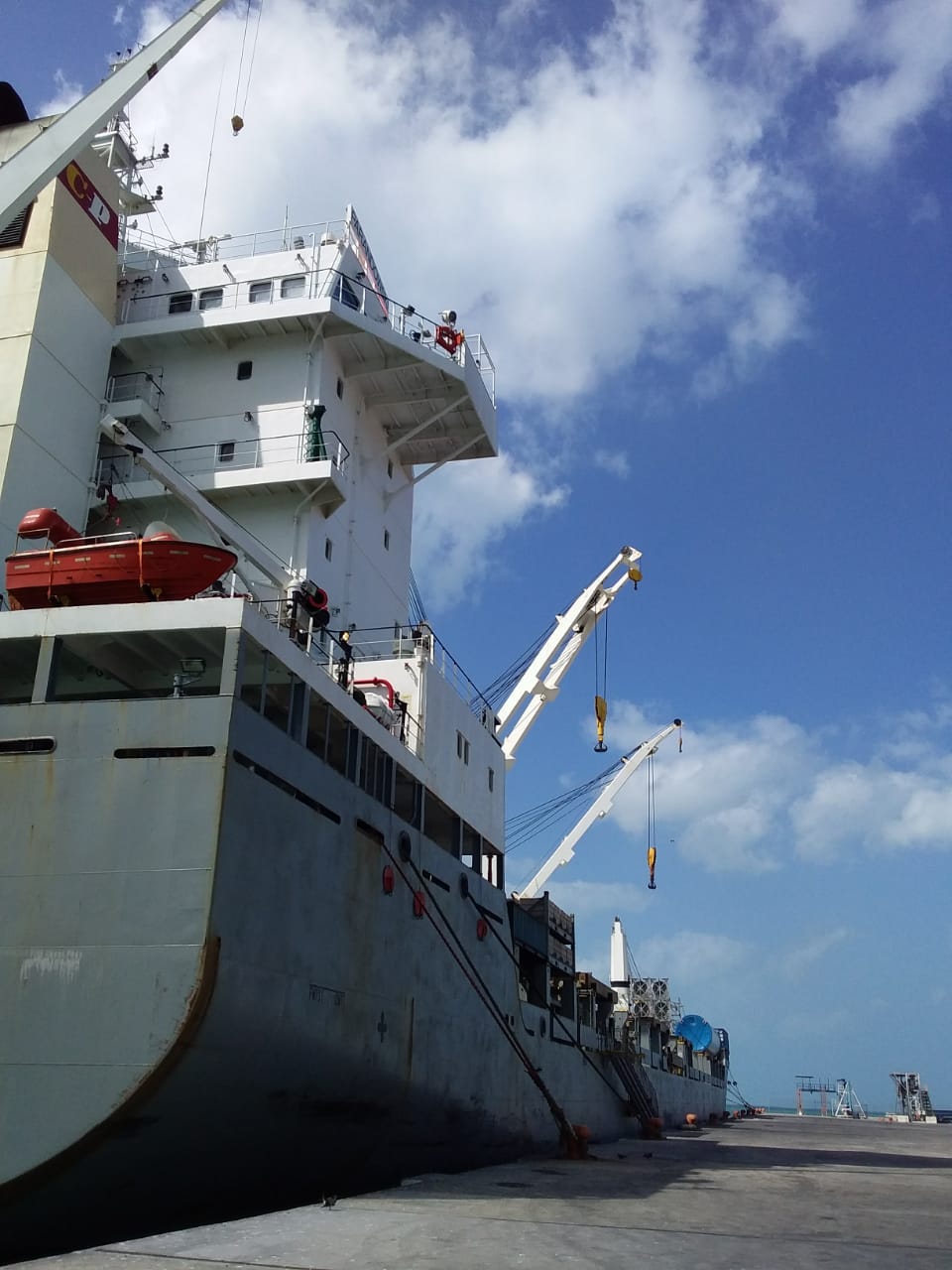 Barco estrella trae aerogeneradores a Progreso